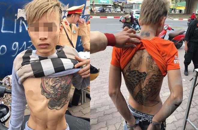 2 nam thanh niên có hình xăm rồng vứt xe máy khi thấy cảnh sát