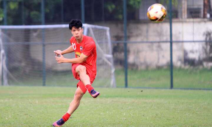 Bị đồng đội 'cách ly', Công Phượng gồng mình khoe cơ bắp