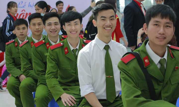 Nam sinh cảnh sát điển trai hào hứng hiến máu cứu người