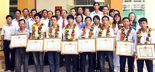 Nghịch lý giáo dục Việt Nam: Nghèo lại học giỏi, nhưng học giỏi tại sao vẫn nghèo?