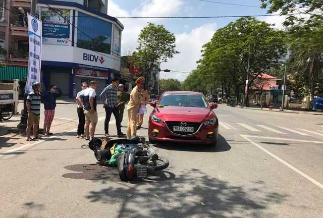 Vượt đèn đỏ, người phụ nữ đi xe máy bị xế hộp hất văng lên nắp capo