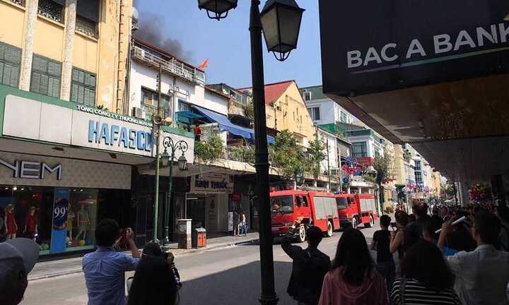 Trẻ nghịch lửa, nhà trên phố đi bộ Hà Nội bốc cháy ngùn ngụt