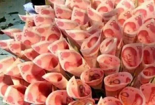 Người đàn ông bỏ 10.000 nhân dân tệ làm bó hoa tiền tặng bạn gái