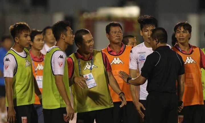 V-League 2017: Những trò hề làm bẽ mặt cả nền bóng đá Việt Nam