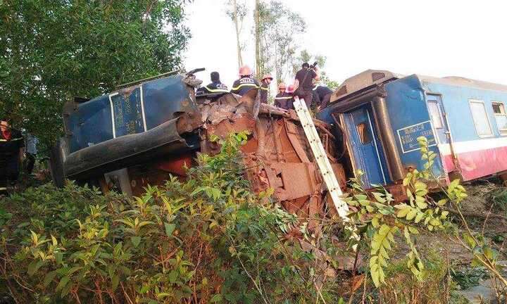 Ảnh: Cưa đôi thân tàu đưa thi thể nhân viên đường sắt mắc kẹt ra ngoài