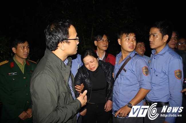 Lật tàu thảm khốc ở Huế: Vợ phó tàu SE2 khóc ngất nơi chồng tử nạn