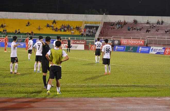 Bóng đá Việt: Giọt nước tràn ly và tờ giấy thấm