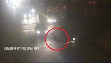 Clip: Xe máy cố tình vượt đèn đỏ, bị ôtô tông văng xa