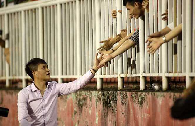 Công Vinh tặng CĐV Long An vé đi du lịch Thái Lan