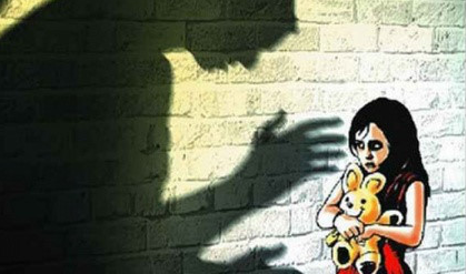 Dụ bé gái làm chuyện người lớn còn quay clip 'nóng' làm kỷ niệm