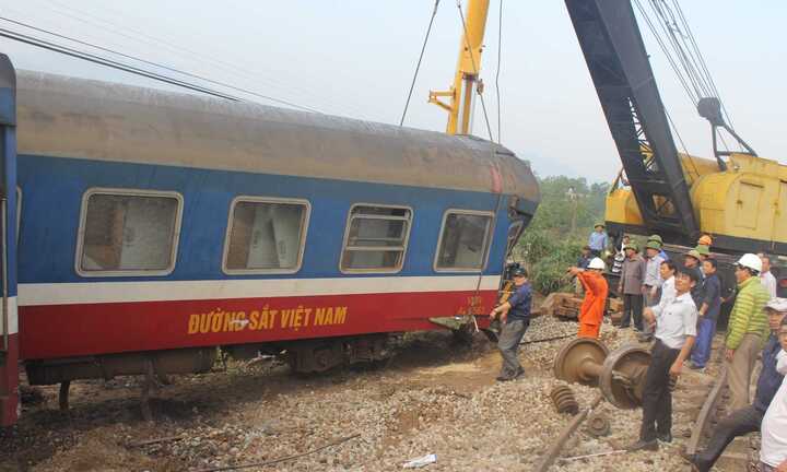 'Giải cứu' thành công tàu SE2 bị lật ở Huế
