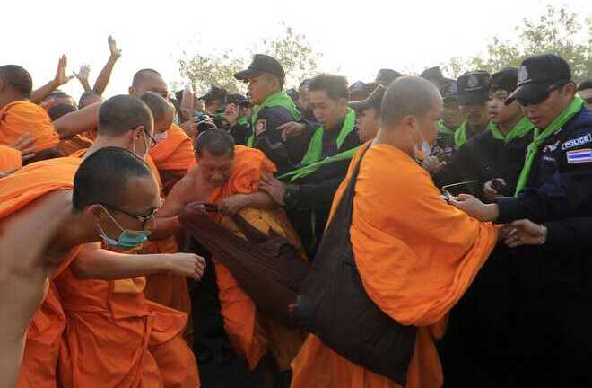Hàng trăm nhà sư Thái Lan ẩu đả với cảnh sát, che giấu sư trụ trì rửa tiền