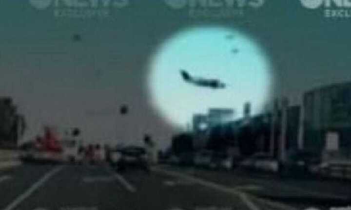 Khoảnh khắc máy bay lao xuống trung tâm thương mại Australia