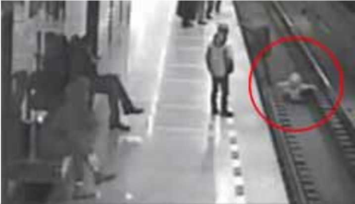 Chàng trai dũng cảm cứu em bé trước mũi tàu hỏa