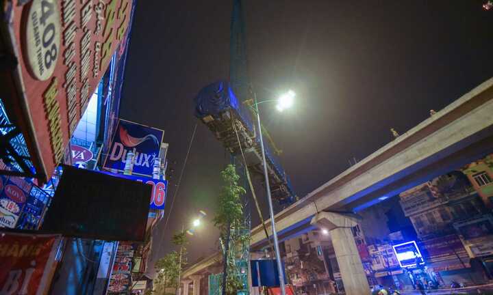 Toàn cảnh đầu tàu 'bay' từ mặt đất lên đường sắt trên cao Cát Linh - Hà Đông