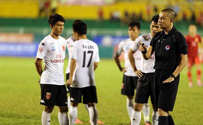 Trọng tài Nguyễn Trọng Thư đã sai khi cho trận TP.HCM vs Long An kết thúc sớm