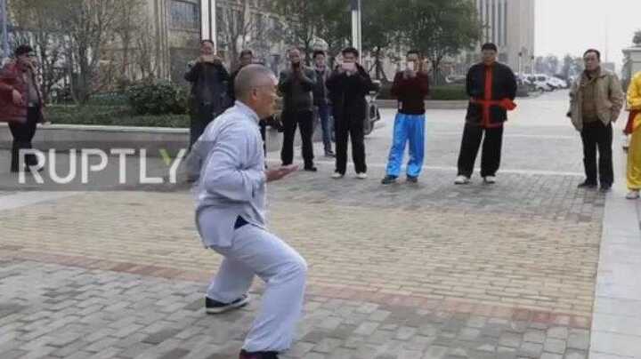 Video: Võ sư Trung Quốc biểu diễn tuyệt kĩ võ công nổi tiếng trên đường phố