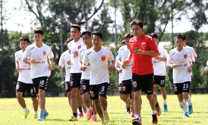 Anh trai Tài Em làm HLV trưởng CLB Long An