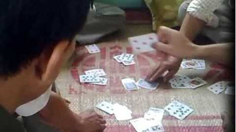 Đánh bài ăn thịt gà, 4 người già bị phạt nặng