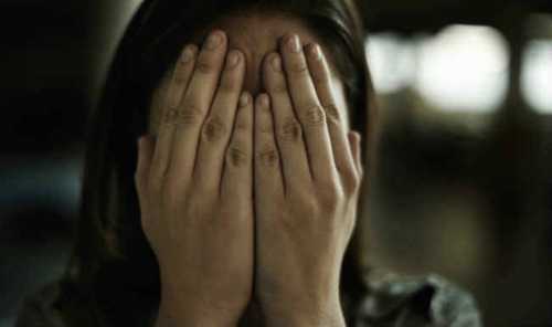 Không làm bài tập, nữ sinh lớp 7 bị lột trần trước lớp