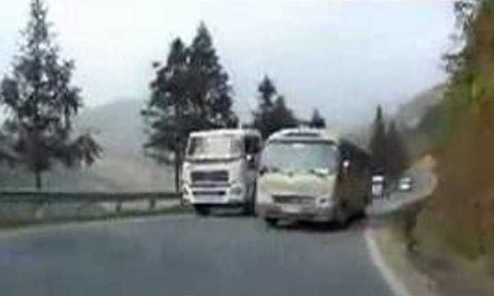 Thót tim clip pha lấn làn, vượt ẩu 'giỡn mặt tử thần' của xe khách trên đường đèo