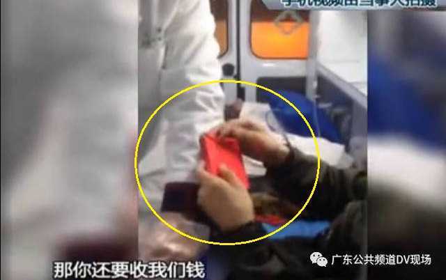 Clip: Nhân viên y tế chìa phong bao đỏ, đòi người nhà bệnh nhân 'lì xì'