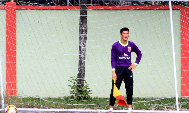 Minh Nhựt làm trọng tài trong buổi tập cuối cùng trước khi nhận án phạt sốc