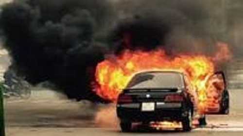 Bố ôm con lao ra khỏi xe hơi bốc cháy giữa Thủ đô