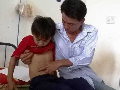 Phụ huynh xông vào trường đánh cháu bé lớp 3 nhập viện