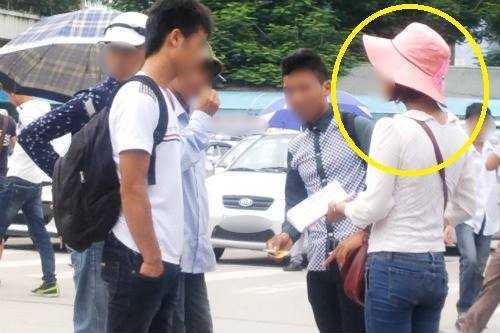 Bà lão nhặt rác điểm mặt nhóm 'tăm tặc' trên phố đi bộ Hà Nội