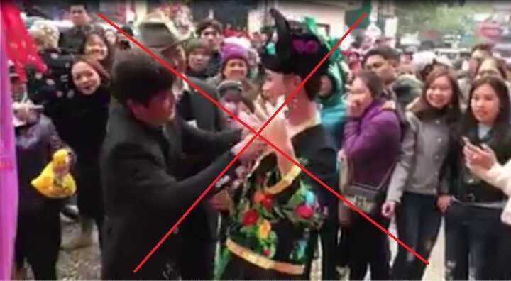 Đua nhau đút tiền vào ngực 'cô đồng' tại lễ hội ở Lạng Sơn gây phản cảm