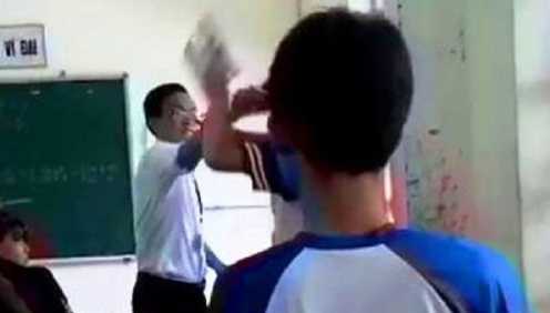 Kỷ luật thầy giáo, nữ sinh 'choảng' nhau trong lớp học