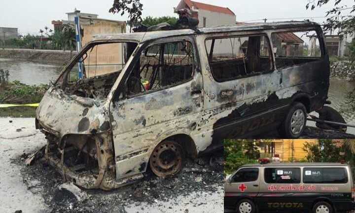 Xe cứu thương bốc cháy giữa đêm