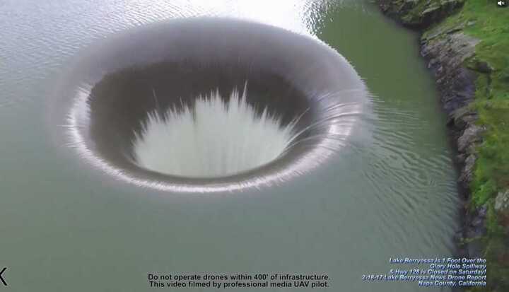 Video: Kinh ngạc 'hố tử thần' khổng lồ ở hồ nước tại Mỹ