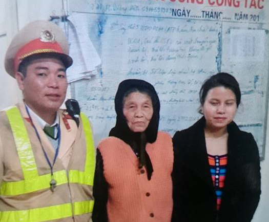 CSGT đưa cụ bà 80 tuổi lạc đường về đoàn tụ với gia đình