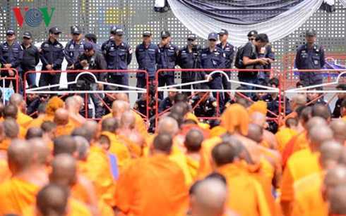 Phản đối vây bắt sư trụ trì bị truy nã, người biểu tình tại chùa Dhammakaya tự sát