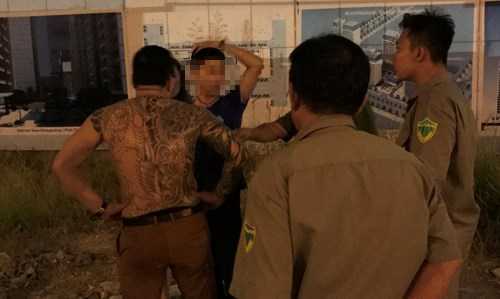 Người đàn ông xăm trổ đánh vợ cũ dã man giữa phố Sài Gòn