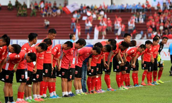 Đứng im cho đối phương ghi bàn: Cả đội Long An nắm tay, cúi đầu xin lỗi người hâm mộ