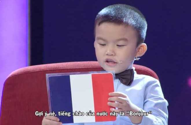 Cậu bé 4 tuổi đọc vanh vách tên, quốc kỳ nhiều quốc gia khiến người lớn cũng 'chào thua'