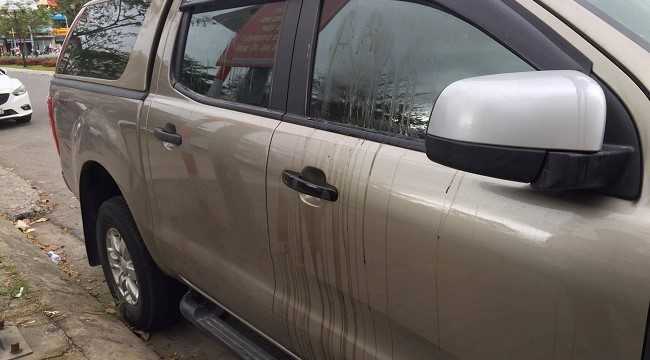 Đậu ôtô dưới chung cư, người đàn ông tá hỏa khi xe bị tưới đầy keo chó