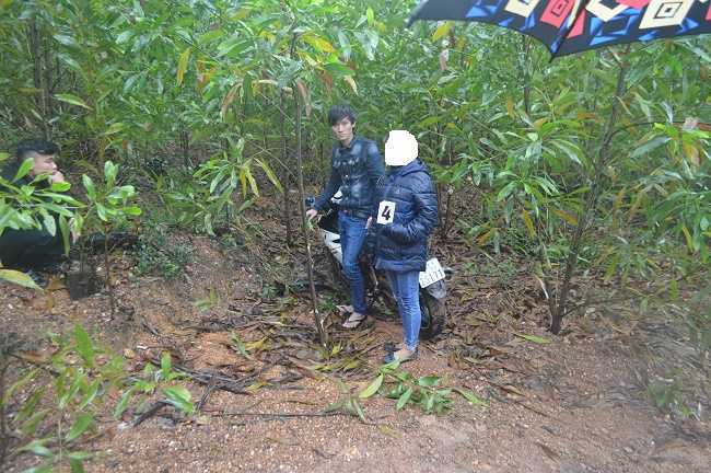 Lừa nữ đồng nghiệp vào rừng cướp điện thoại rồi giở trò đồi bại