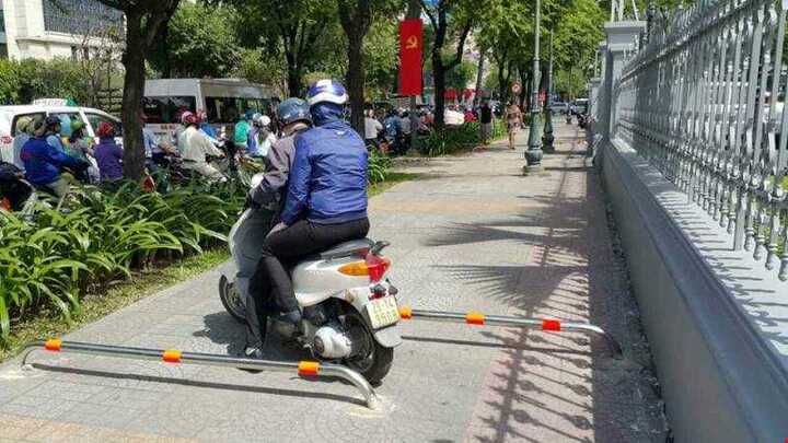 Vì sao dân Sài Gòn đua nhau lao xe máy lên vỉa hè?