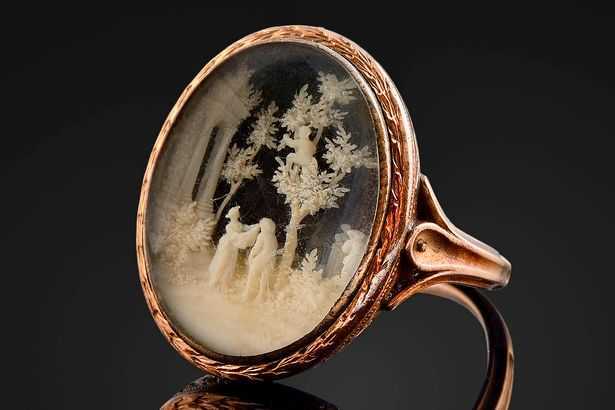 Bí mật chiếc nhẫn vàng 200 tuổi của Napoleon