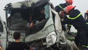 Clip: Cảnh sát cắt nóc xe tải, cứu tài xế kẹt cứng trong cabin sau tai nạn