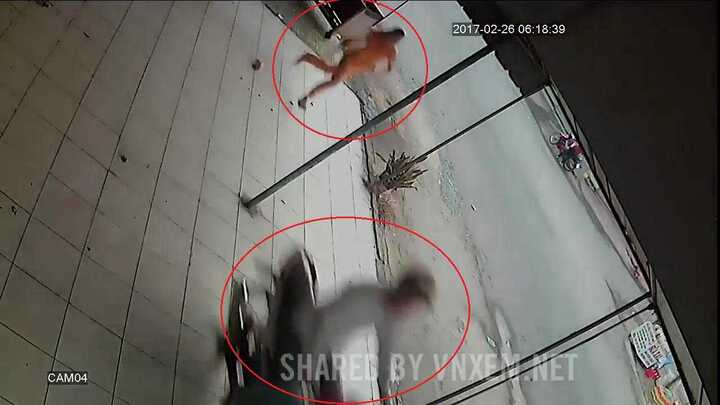 Clip: Manh động vào tận nhà dân cướp xe máy