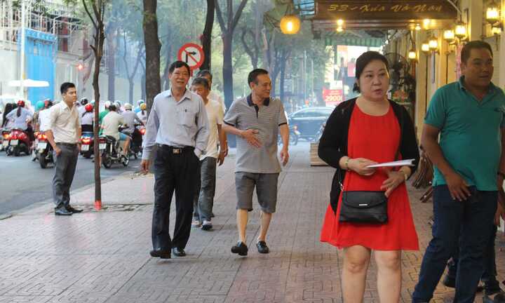 Mạnh tay 'dẹp loạn', nhiều tuyến đường Quận 1 được trả lại vỉa hè