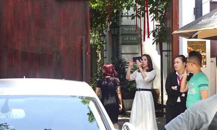 Quận 1 'dẹp loạn vỉa hè': Xe sang của Hoa hậu Thu Hoài bị cẩu về phường