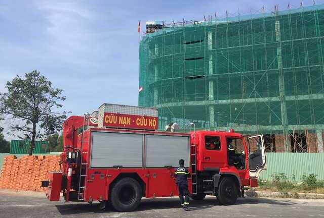 Xuống cứu bạn, nam công nhân cũng bị ngạt khí phải cấp cứu