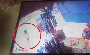Clip: Bé gái đột ngột băng qua đường bị xe máy tông văng