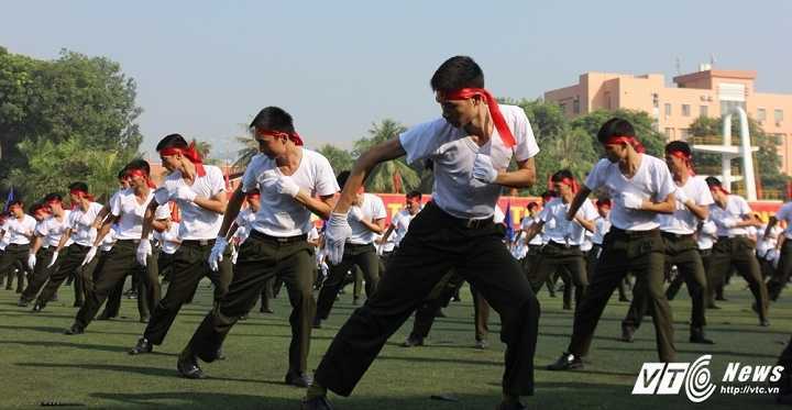 Video: Nam sinh Học viện An ninh biểu diễn võ thuật hoành tráng qua góc máy trên cao